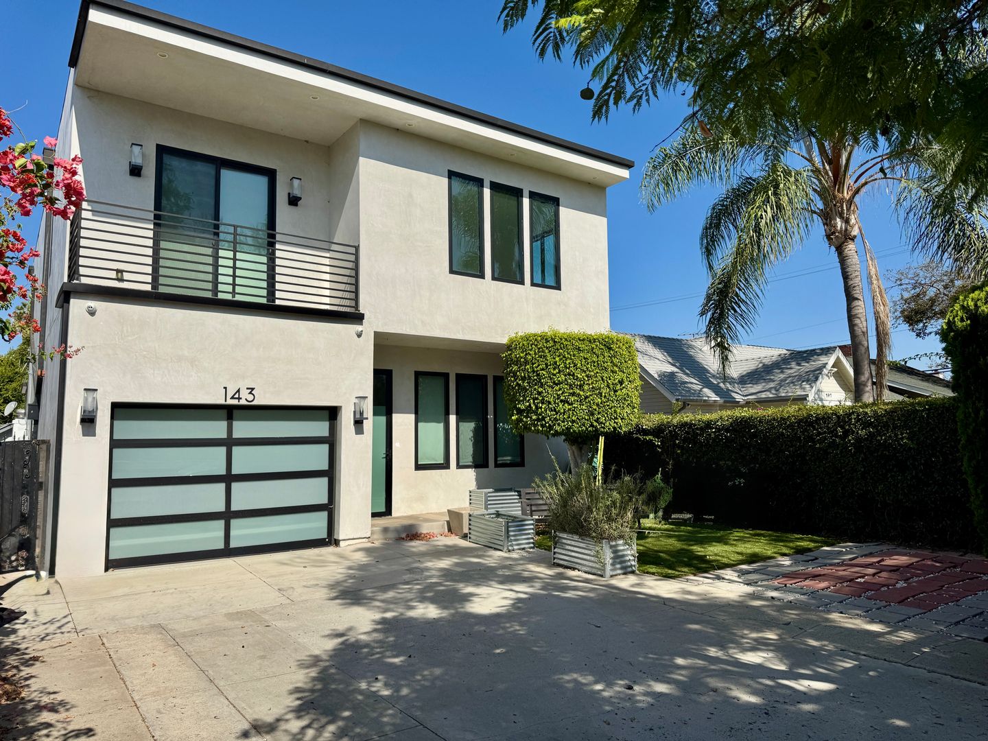 Los Angeles House: 143 N Ardmore Ave