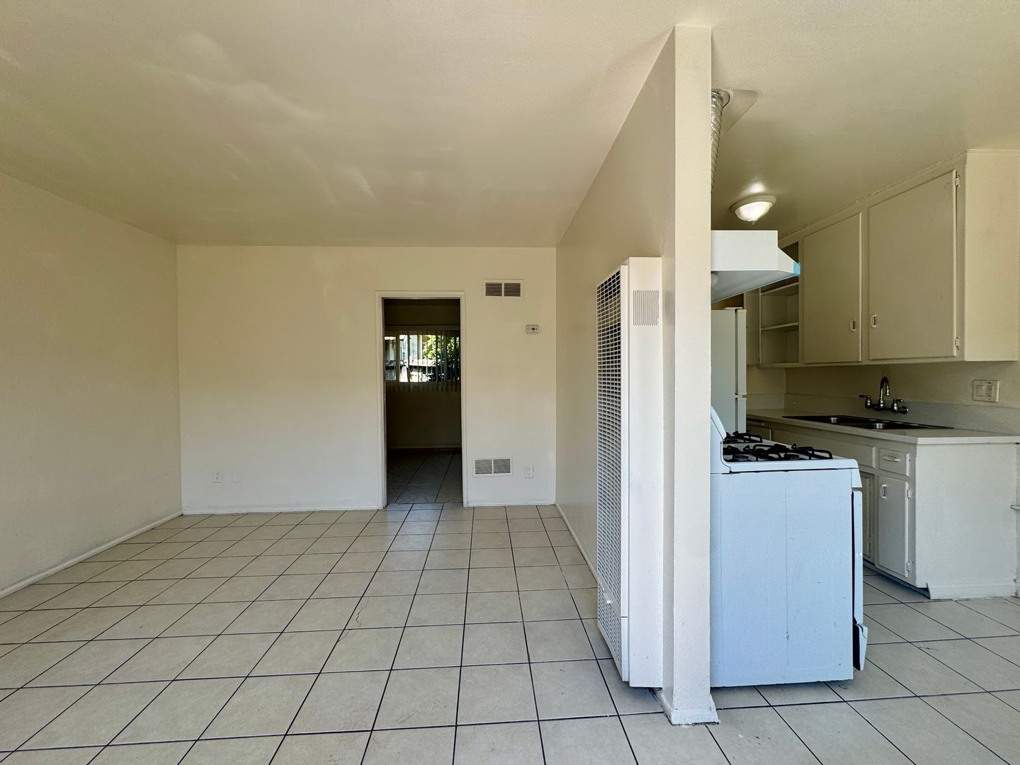 Pomona Apartment: 549 - 553 S. Linden St./585 - 595 E. 6th. St.