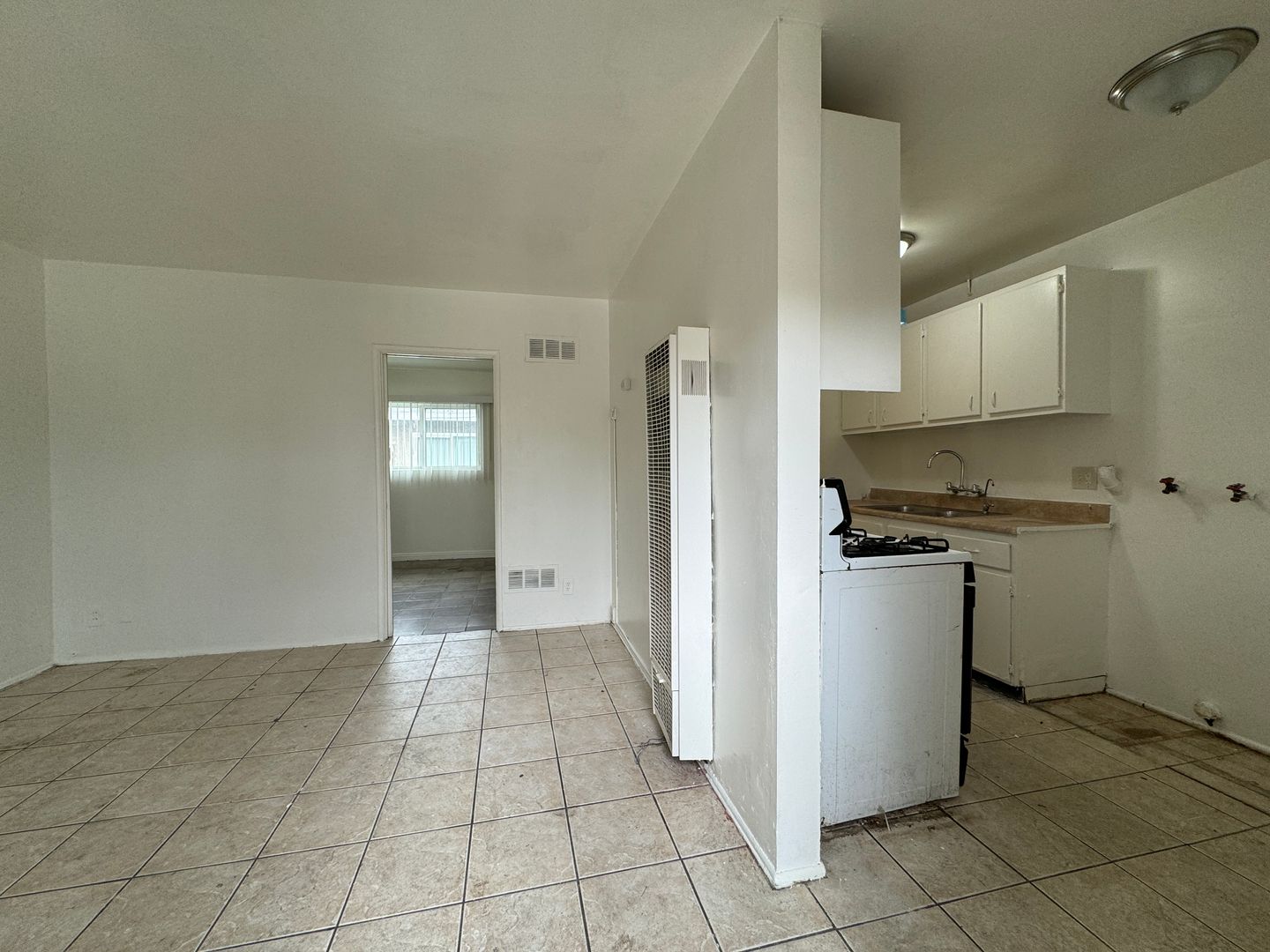 Pomona Apartment: 549 - 553 S. Linden St./585 - 595 E. 6th. St.