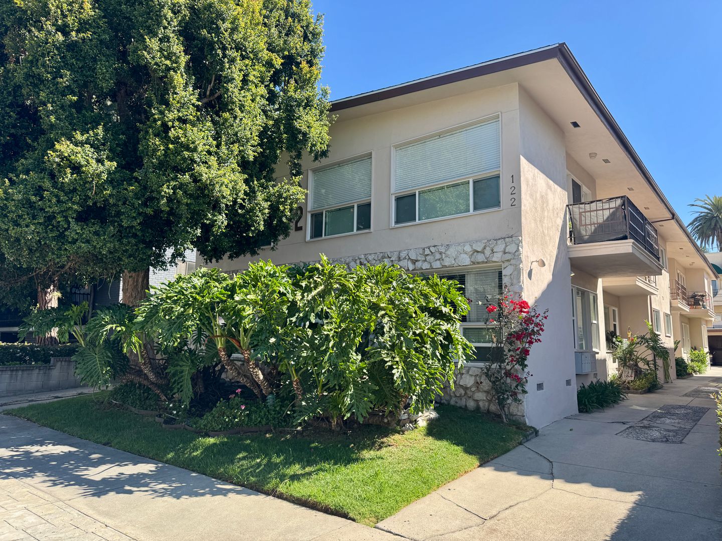 Los Angeles Apartment: 122 N. Croft Avenue