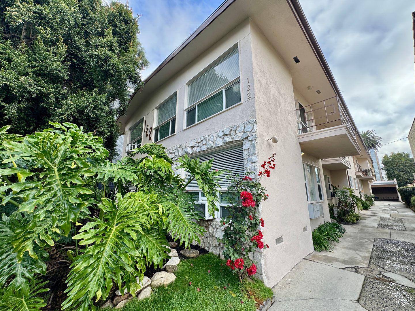 Los Angeles Apartment: 122 Croft Avenue