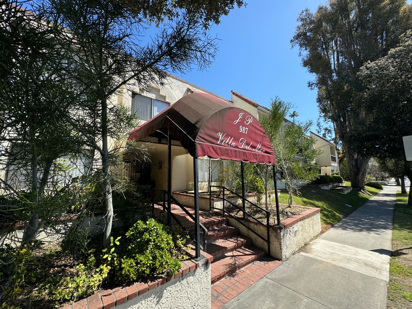 Pasadena Apartment: 987 E. Del Mar Blvd.