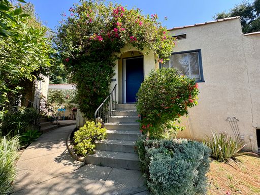 One Bedroom/One Bathroom South Pasadena Apartment with Washer/Dryer Hookups In Unit