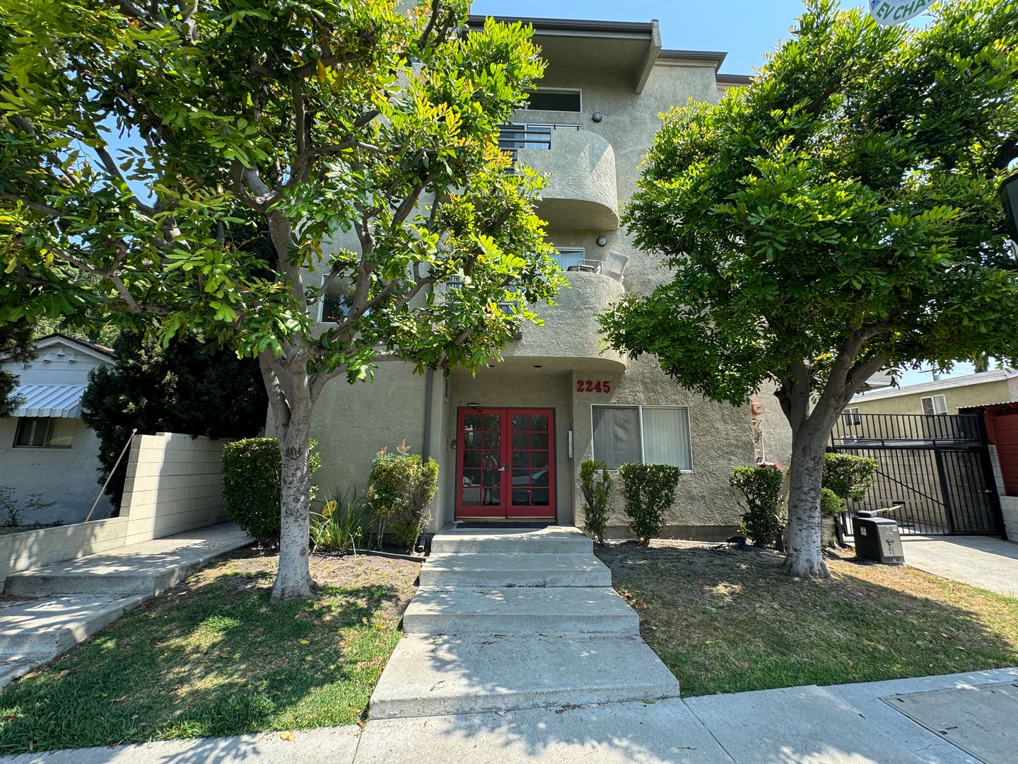 Los Angeles Apartment: 2245 Las Colinas Ave