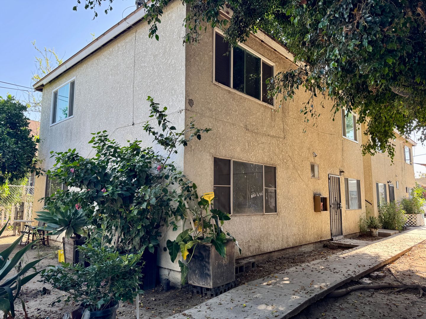 Los Angeles Apartment: 2230 Wall St