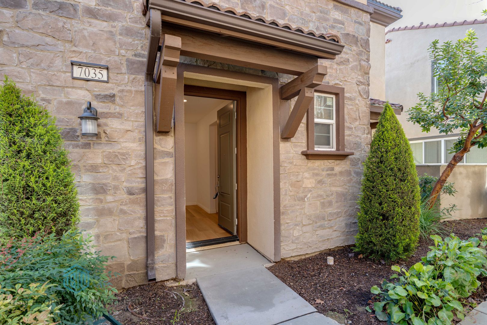 Eastvale House: 7035 Montecito Ln,