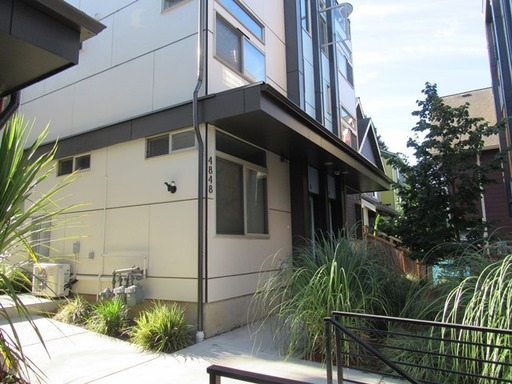 Modern Townhome with Rooftop Deck & Stunning Sound Views – photo 1