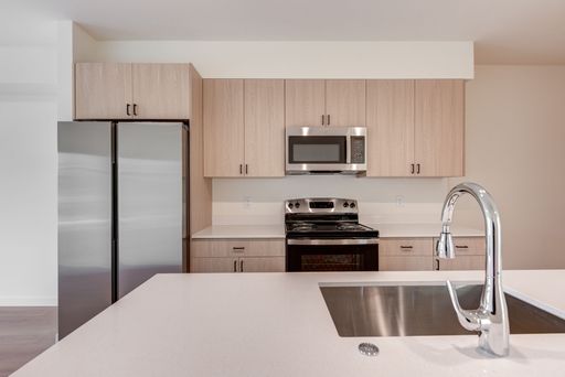Gorgeous 2 Bedroom with AC, Garage Parking and Pet Friendly! – photo 1