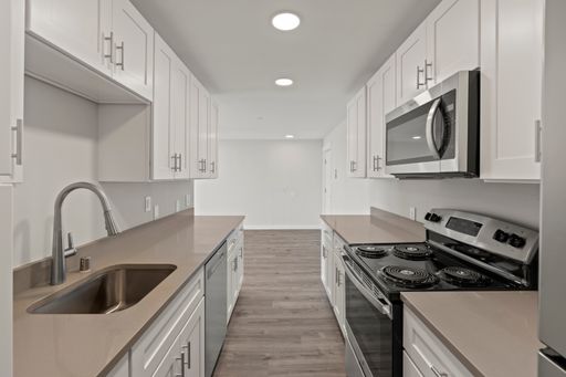 1st Floor! 1x1+ Den! Available Now! SEPTEMBER Free! – photo 1