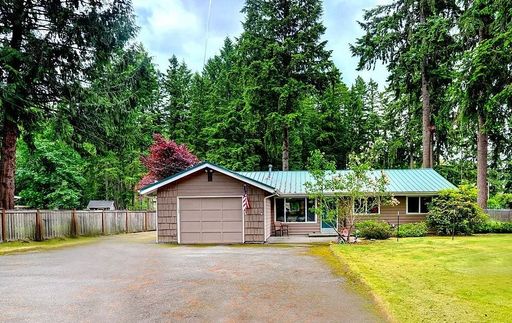 Charming Rambler with 4-Stall Barn, Workshop & Large Yard