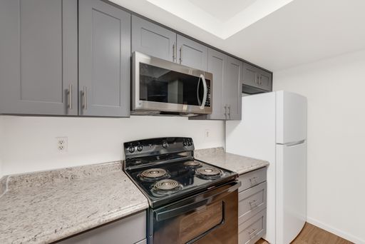 LOOK AND LEASE THIS STUDIO UNIT W/S/G Included! – photo 1