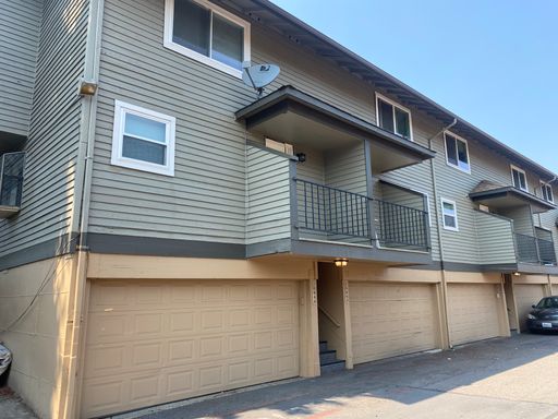 Pet Friendly End-Unit Townhome with a Large Deck, with W/S/G Included! – photo 1