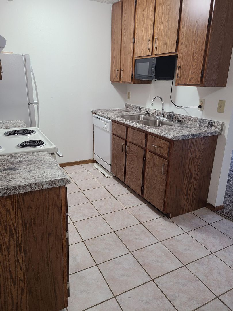 Coon Rapids Apartment: 10630-80 Tamarack St.