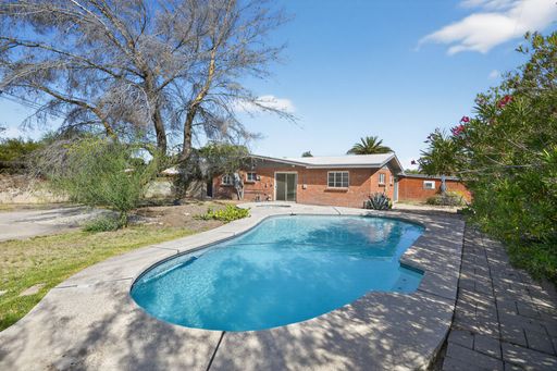 5 bed, 2 bath home near University of Arizona w/ pool! Now Pre-leasing for AUGUST! – photo 1