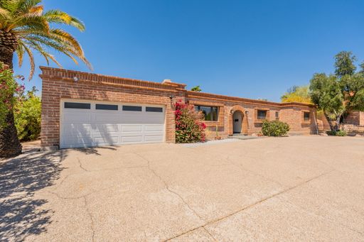 Gorgeous 5 bed, 3 bath with LARGE POOL short drive to campus! – photo 1