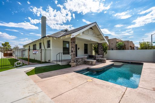 Two Beautiful 4 bed houses across from UofA with POOL! Pre-leasing for August 2027! – photo 1