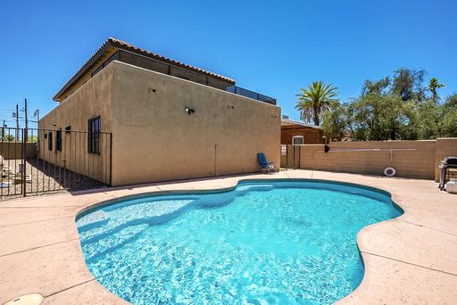 AMAZING PROPERTY 8bd/4bth Minutes away from UofA with pool! – photo 1