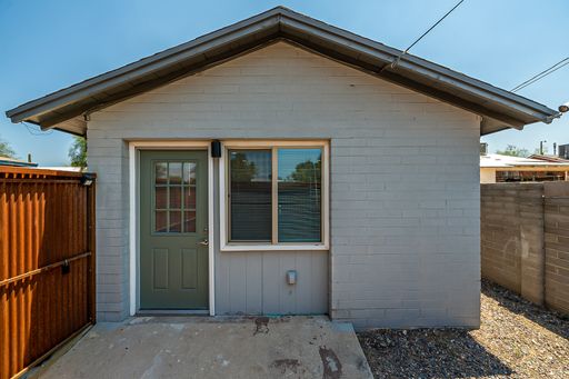 Remodeled Guest House Studio Less Than ONE MILE From the UofA! – photo 1