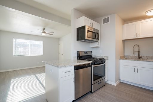 Newly remodeled 2 bed, 1 bath unit near UofA campus! Pre-leasing for August 2027! – photo 1