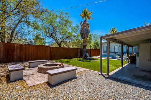 4 bed, 2.5 bath property available for August just blocks from campus! – photo 1