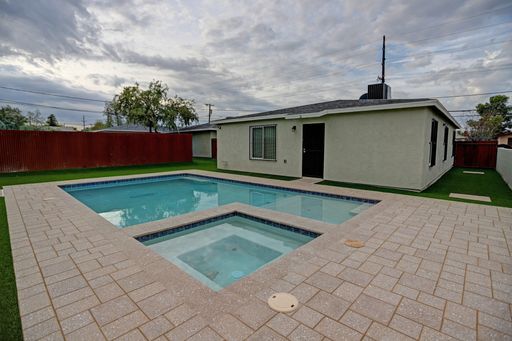 Preleasing for August 2027! 13 bed property across the street from UofA campus! – photo 1