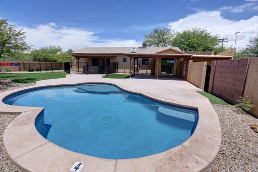 4bd/2bth Remodeled House w/ HUGE YARD and POOL near UofA Campus! Pre-leasing for AUGUST! – photo 1