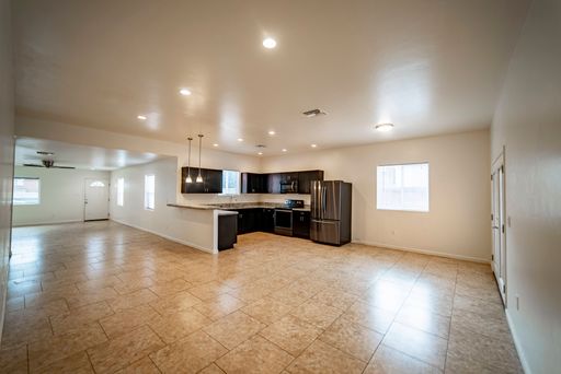 5 bed, 3 bath House near UofA Campus! Pre Leasing for August 2027! – photo 1