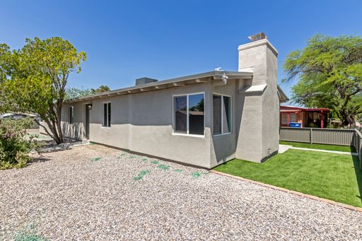 Now pre-leasing for August! 3 bed, 3 bath house just blocks from campus! – photo 1