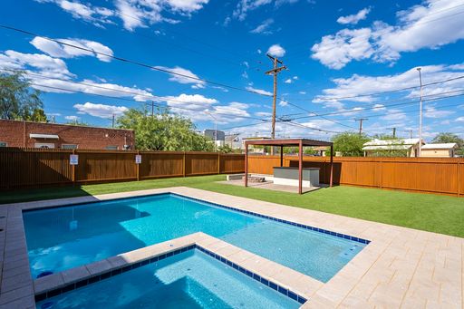 Premium 2 unit property a short walk to campus! – photo 1