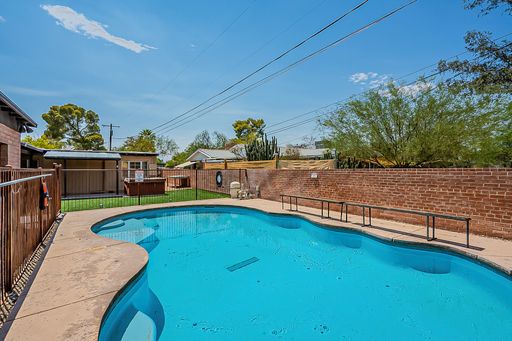 NOW PRE-LEASING FOR AUGUST 2027! 8br/5ba House near UofA with pool!! – photo 1