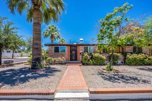 Now Pre-leasing for August 2027! 1 bed, 1 bath units right by UofA campus! – photo 1