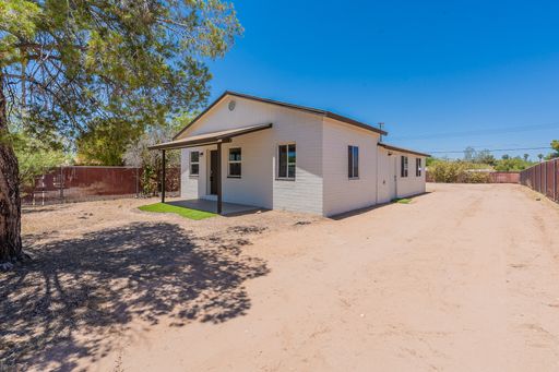 3 bed, 2 bath house pre-leasing for August 2027 with HUGE yard near UofA Campus! – photo 1