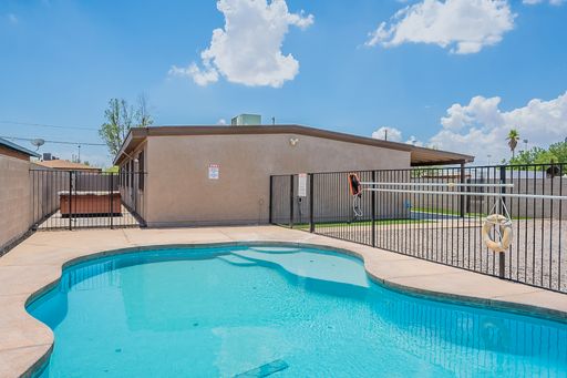 8BR/3BA house with pool and spa near UofA campus! Pre-leasing for August 2027! – photo 1