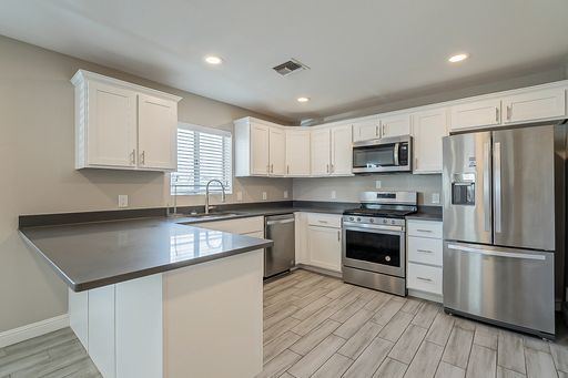 Remodeled 4 bed, 2 bath 2 Blocks Away From Campus!! – photo 1