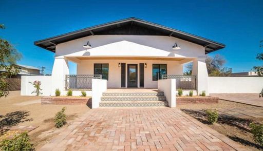 Stunning 5 bed, 3 bath house just blocks from campus fully furnished! – photo 1