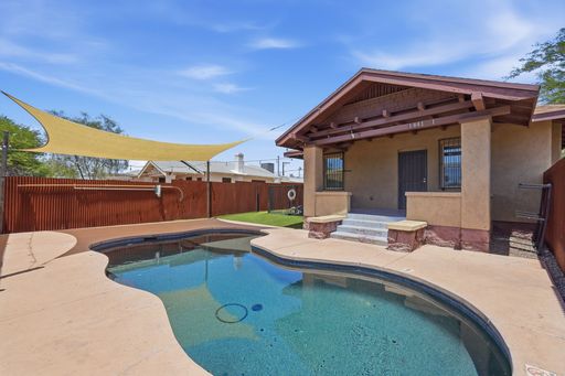 Beautiful Property 2 Blocks from Campus with gorgeous pool! NOW Pre Leasing for August 2027! – photo 1