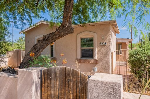 3 bed, 2 bath house just blocks from UofA campus! Now pre-leasing for August 2026! – photo 1