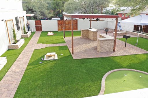 18 bedroom home just down the street from the University of Arizona! – photo 1