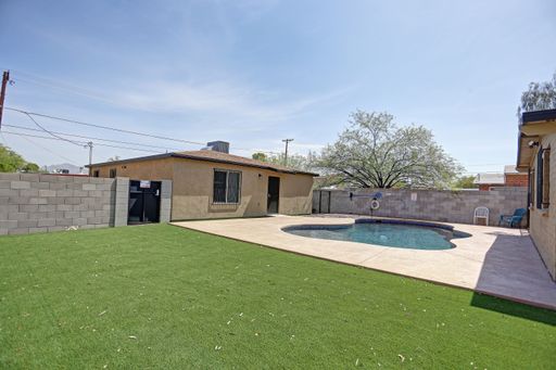 Two houses for a total of 8BR/6BA minutes from the UofA w/ pool! Now pre-leasing for August 2027! – photo 1