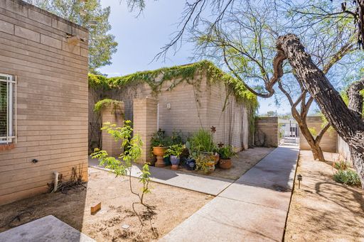 2 bed, 1 bath just a couple of block from campus! Pre-leasing for August 2027! – photo 1