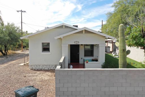 Gorgeously updated 5bd/3bth with Den and Spa located just 2 blocks south of UofA campus! – photo 1