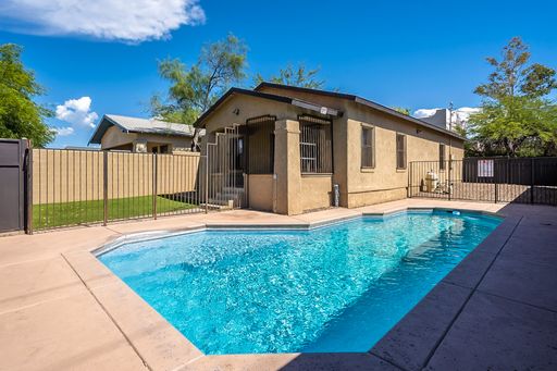 NOW Pre Leasing this Beautiful 4bd/2bth house with pool just blocks from UofA campus! – photo 1