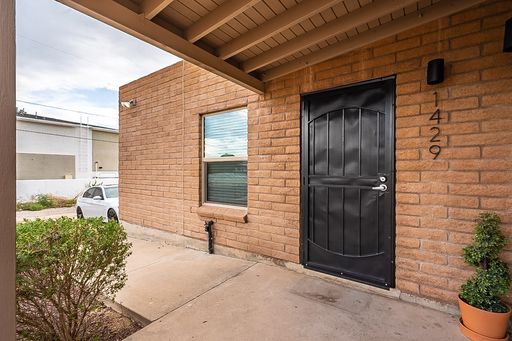 Remodeled 2br/1ba 2 blocks away from UMC: Med Student's Dream – photo 1