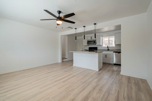 Newly Renovated 3 bed, 2 bath Duplex Pre Leasing for August 2027! – photo 1