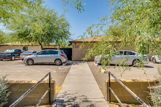 4 bed, 3 bath unit near UofA Campus w/ pool and in unit laundry! – photo 1