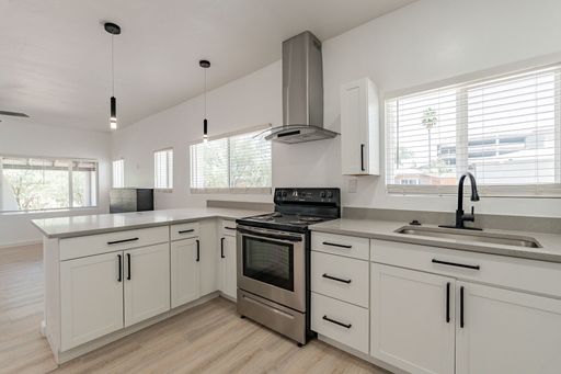 Now pre-leasing 5 bed, 4 bath for August 2027! Fully renovated! – photo 1