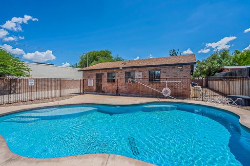 6BR/3BA W/ huge yard and pool close to UofA!! Only $550 per bed! – photo 1