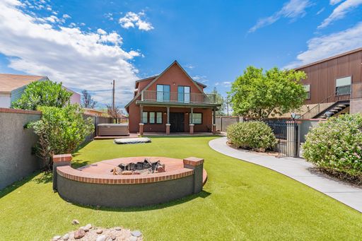 Pre-leasing for August 2027! Beautiful 9bd/4bth house blocks from UofA!! – photo 1