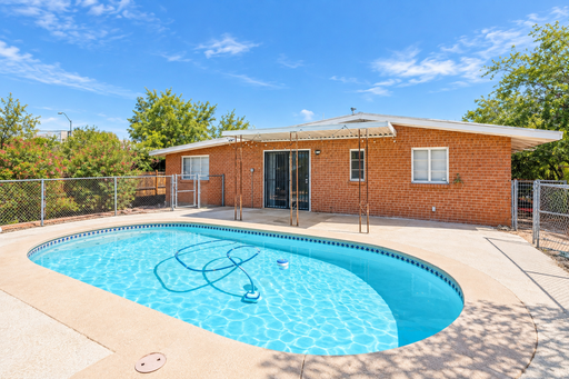 Pre-leasing for August 2027! 5 bed, 4 bath newly remodeled home! – photo 1