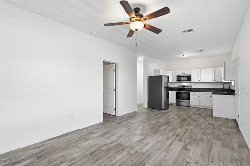 Pre-leasing for August 2027! Gated in 2 bed, 2 bath unit near campus! – photo 1